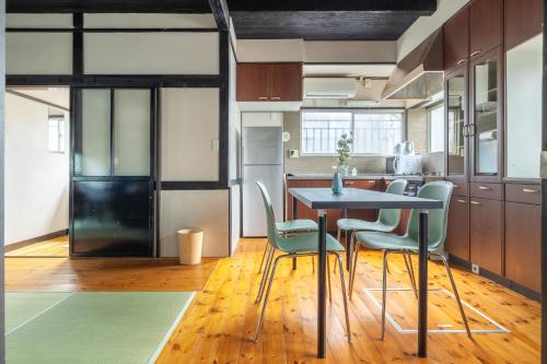 a kitchen with a table and chairs in a room at SKY GATEスカイツリー徒歩3分の貸切ヴィラ/成田羽田直通/浅草徒歩15分 in Tokyo