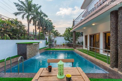 una villa con piscina e una casa di EKO STAY- Paramount Villa a Lonavala