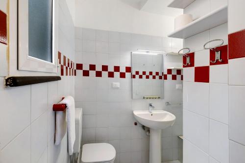 een badkamer met een wit toilet en een wastafel bij Incantevole casa del Borgo in Finale Ligure