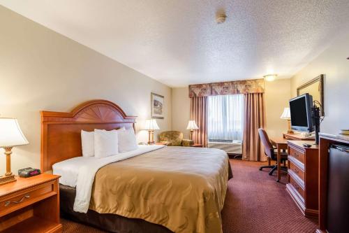 um quarto de hotel com uma cama e uma televisão em Quality Inn Alliance em Alliance