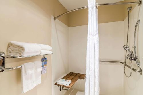W łazience znajduje się prysznic i białe ręczniki. w obiekcie Quality Inn Alliance w Alliance
