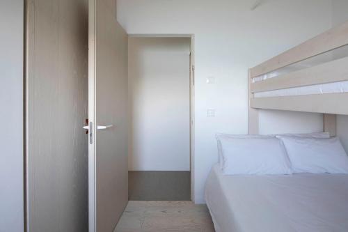 Ένα ή περισσότερα κρεβάτια σε δωμάτιο στο A Factoria Beach House by Prishomes