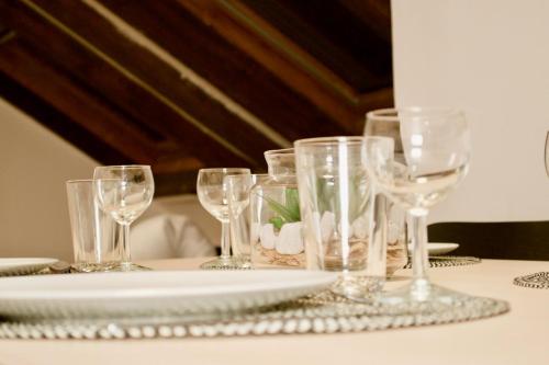 einen Tisch mit Weingläsern und einen Teller darauf in der Unterkunft Appartement parisien branché à 10 min de Bastille in Paris