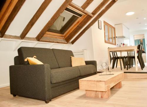 un salon avec un canapé et une table basse dans l'établissement Bonne Graine : Appartement parisien branché à 10 min de Bastille, à Paris