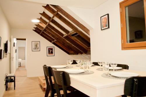 une salle à manger avec une table et des verres à vin dans l'établissement Bonne Graine : Appartement parisien branché à 10 min de Bastille, à Paris