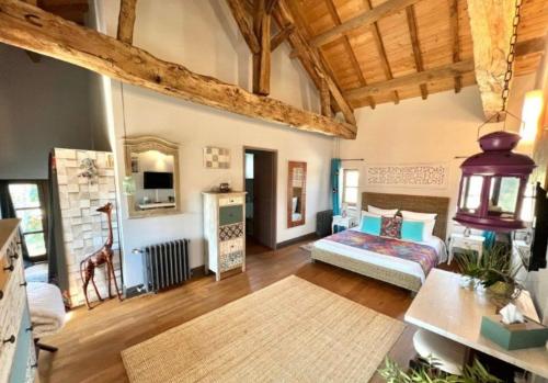 uma grande sala de estar com uma cama e uma mesa em Château de Famille em Créon-dʼArmagnac