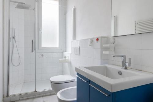 La salle de bains est pourvue d'un lavabo, de toilettes et d'une douche. dans l'établissement Appartamento Turati 52, à Bologne