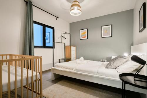 - une chambre avec un lit et un lit bébé dans l'établissement 4 bedroom apartment with parking !, à Lille