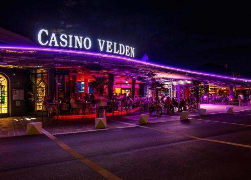 a building with a sign that reads casina veridian at night at Well-Home Apartments Velden in Velden am Wörthersee