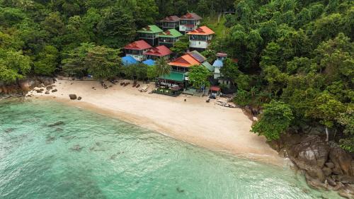 eine Luftansicht eines Resorts am Strand in der Unterkunft Perhentian Chomel Chalet in Perhentian Island