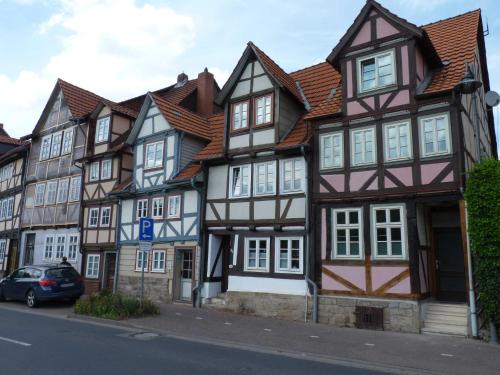 een rij huizen aan de straatkant bij Ferienhaus Rosa Blume in Hannoversch Münden