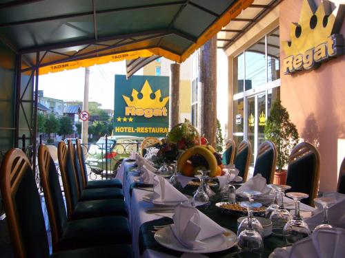 Un restaurant sau alt loc unde se poate mânca la Hotel Regat