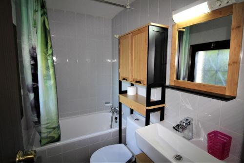 ロザスにあるGlobal Immo 5051 PUERTO REALのバスルーム(洗面台、トイレ、鏡付)