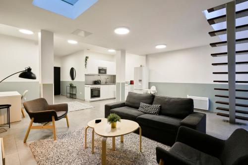 un salon avec un canapé et une table dans l'établissement 4 bedroom apartment with parking !, à Lille