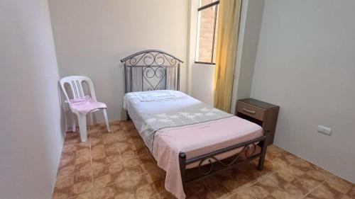 Un pat sau paturi într-o cameră la Alquilo departamento de 3 habitaciones centrico a 6 cuadras de plaza de armas