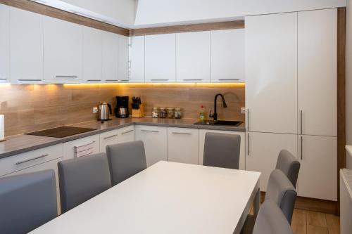 Kuchyň nebo kuchyňský kout v ubytování Nemo 4 Bedrooms & Grill