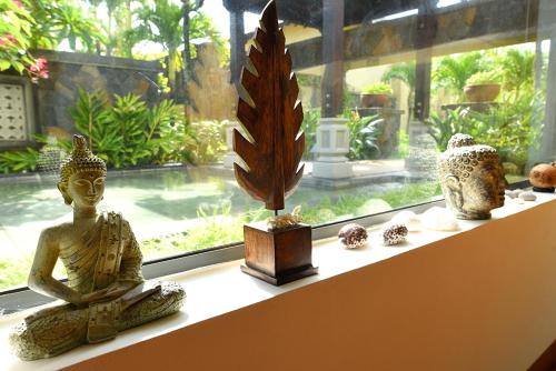 a window sill with some statues on a window shelf at Villa Kaz' Grenadine in Bel Ombre