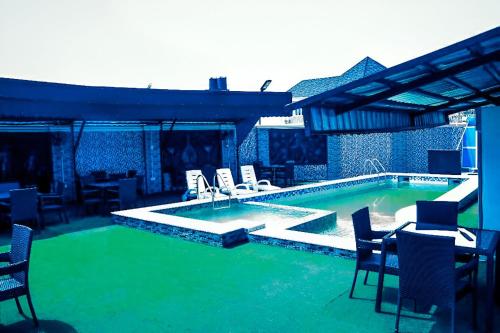 Swimmingpoolen hos eller tæt på Mohouse Hotels and Event Center Kubwa