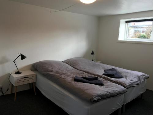 una camera con letto, lampada e finestra di Jysk bed and no breakfast a Ikast