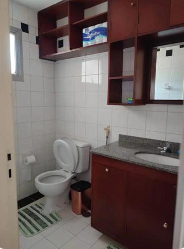 a bathroom with a toilet and a sink at Apartamento no Centro de Campo Grande in Campo Grande