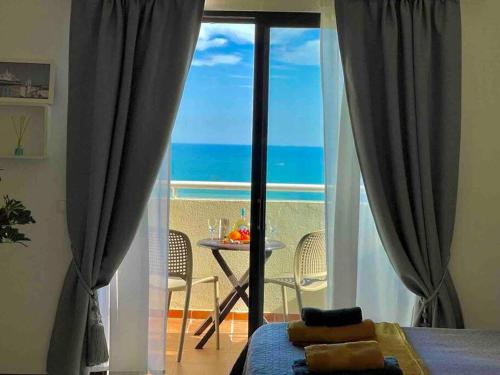 Schlafzimmer mit Meerblick in der Unterkunft Apartment Vista Mar Piscina Albufeira in Albufeira