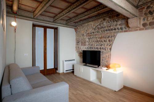 ein Wohnzimmer mit einem Sofa und einem TV in der Unterkunft Verona Design in Verona