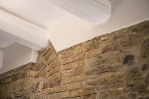 a room with a brick wall and a white ceiling at Residenza Amblingh in Vasto