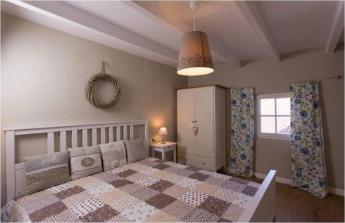 ein Schlafzimmer mit einem großen Bett und einem Fenster in der Unterkunft Ferienhaus Löhndorf in Sinzig
