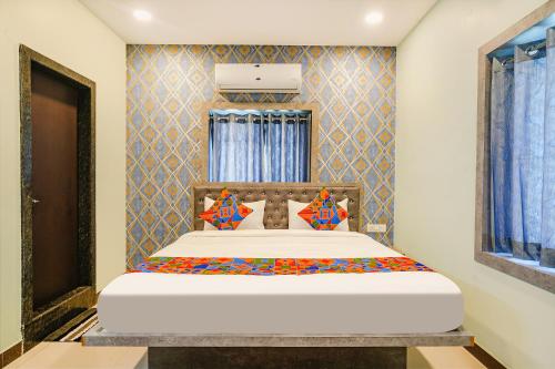 1 dormitorio con 1 cama grande en una habitación en FabHotel Lio7 Grand en Hyderabad