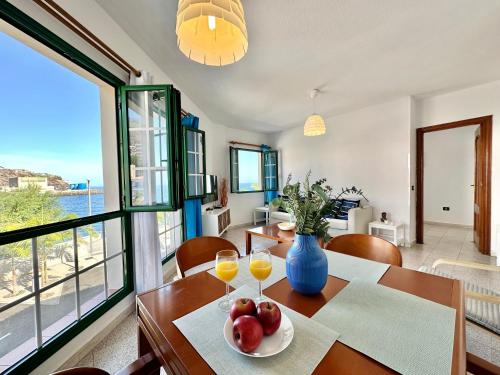 una sala da pranzo con tavolo e bicchieri di succo d'arancia di Las Caletas Beach House a Candelaria