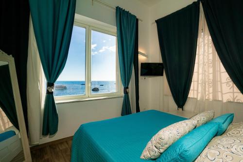 Postel nebo postele na pokoji v ubytování MarLove Sea View Only Rooms Spiaggia Privata