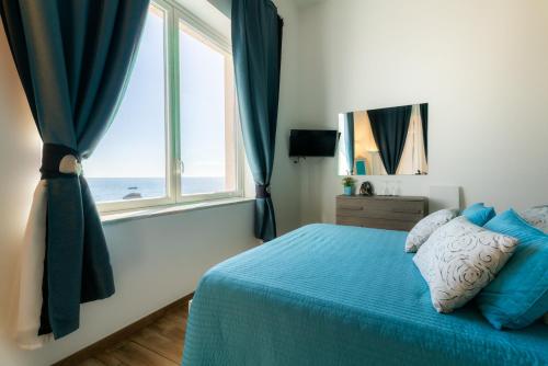 MarLove Sea View Only Rooms Spiaggia Privataにあるベッド