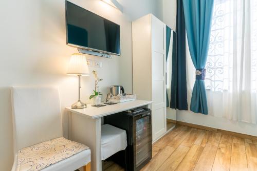 TV a/nebo společenská místnost v ubytování MarLove Sea View Only Rooms Spiaggia Privata
