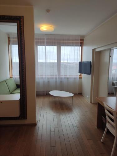 ヴェルケー・ビーロヴィツェにあるHotel Madlのリビングルーム(鏡、ソファ、テーブル付)