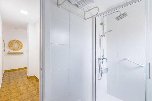 a shower in a bathroom with a glass door at The Beach -Villa Mar- in Bolnuevo