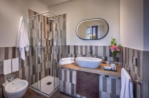 een badkamer met een wastafel, een douche en een toilet bij Agriturismo Ca' Brusà in Monforte dʼAlba