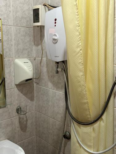 łazienka z prysznicem i suszarką do włosów. w obiekcie Levon 2 Hotel, Restoran w mieście Noyemberyan