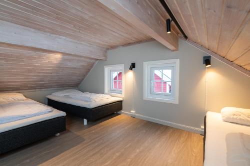 a room with two beds and two windows at Rjukan Hytteby in Rjukan