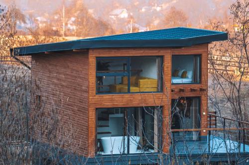 une petite maison en briques avec un toit noir dans l'établissement Armonia by NorAtlas Heritage - Adults Only, à Buzău
