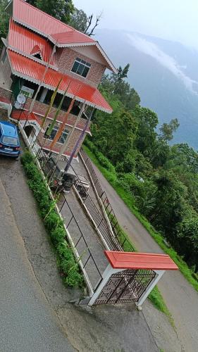 een huis met een trap naar boven met een auto bij Shanti homestay in Temi