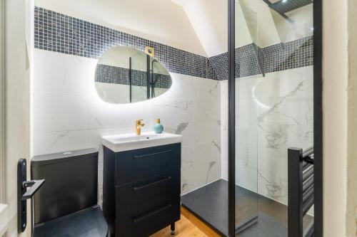 une salle de bain avec un lavabo et une douche dans l'établissement Charmant appartement haut de gamme, à Bordeaux