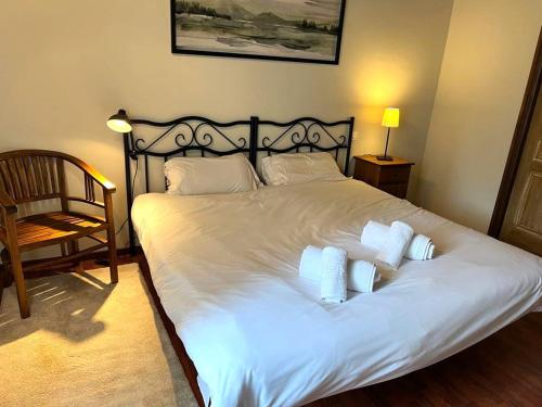 - une chambre avec un lit blanc et trois oreillers dans l'établissement Estavar III, à Estavar