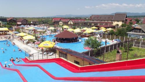 - une vue sur un grand parc aquatique dans l'établissement Motel Moara Veche, à Săcălăşeni