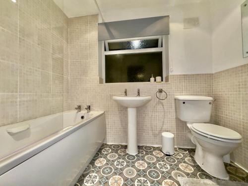 Rooms Near Me - Worcester, Sky Tv, Free Double Parking في وستر: حمام مع مرحاض ومغسلة وحوض استحمام