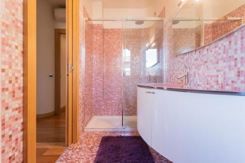 a bathroom with a glass shower and a sink at Villa Vescovado appartamento in casa vacanza in Brusaporto