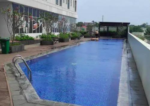 Swimmingpoolen hos eller tæt på Popo Home Living - Apartemen Serpong Garden