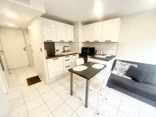 Photo de la galerie de l'établissement Appartement 2P avec Piscine à 150 m Plage proche Palais, à Cannes