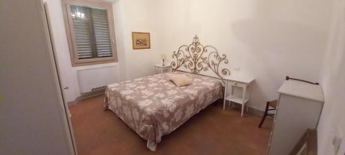 een slaapkamer met een bed, een bureau en een raam bij Casa Vacanza PALAIE COLLINE FIRENZE in Pontassieve