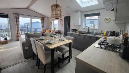 Η κουζίνα ή μικρή κουζίνα στο Honeycomb Lodge - Holiday Home 5 min from Padstow