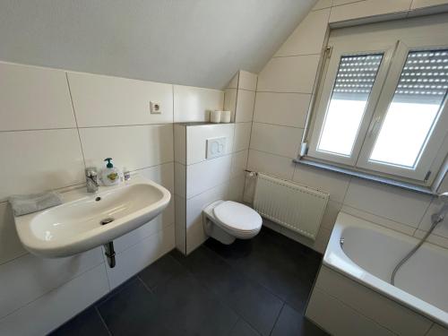 uma casa de banho branca com um lavatório e um WC em HN Citywohnung Klein aber nur für mich! em Heilbronn